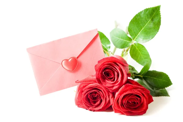 Enveloppe rouge et rose rouge — Photo