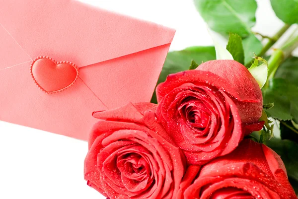 赤い封筒と赤いバラ — ストック写真