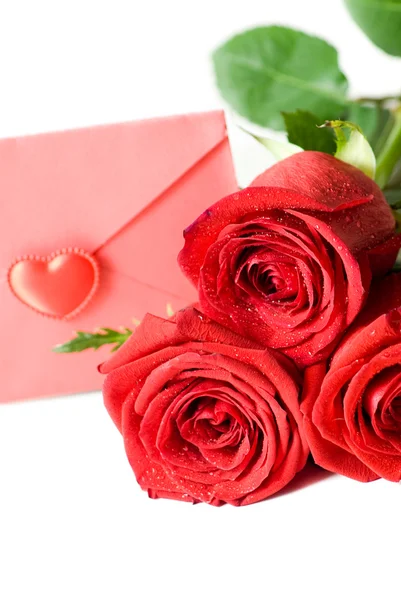 Envelope vermelho e rosa vermelha — Fotografia de Stock