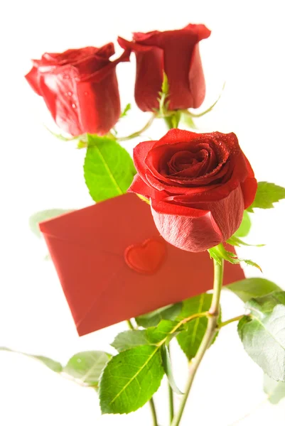 Červená obálka a červené růže — Stock fotografie