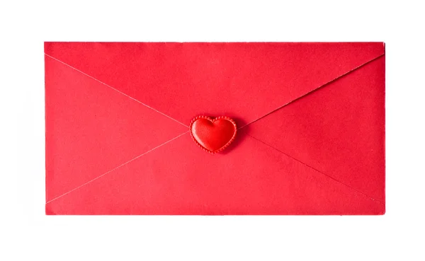 Красный конверт запечатан сердцем — стоковое фото
