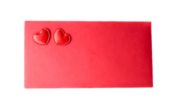 Красный конверт запечатан двумя сердцами — стоковое фото