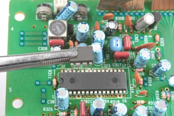 Microchip em pinças — Fotografia de Stock