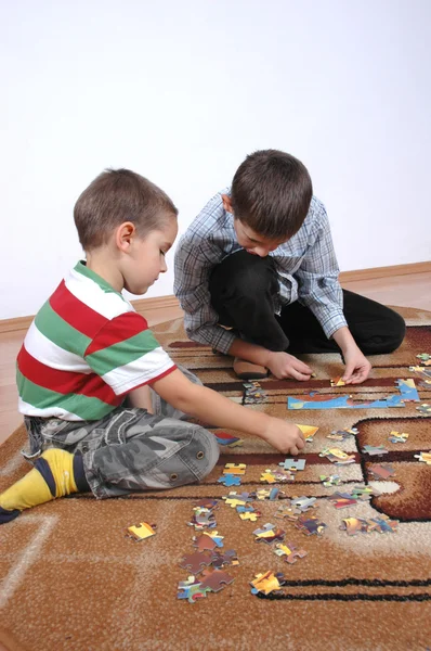 Boys playing the puzzle — Stock Photo, Image