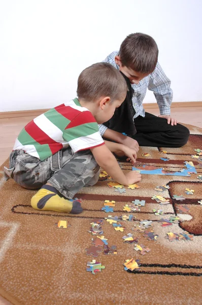 Boys playing the puzzle — Stok fotoğraf