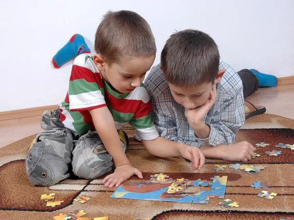 Boys playing the puzzle — Stok fotoğraf