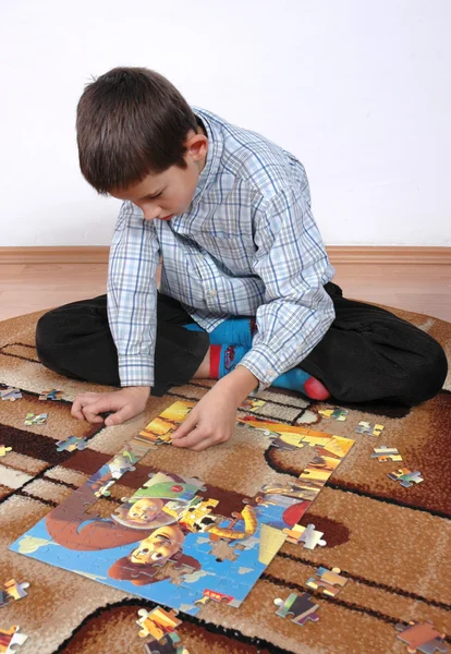 Menino jogando puzzle — Fotografia de Stock