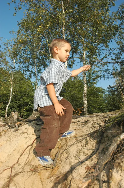 The boy is climbing all over the edge — Stock Photo, Image