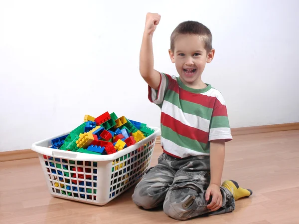 Ragazzo che gioca con blocchi di plastica — Foto Stock