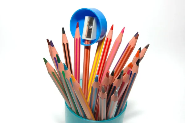Kalemtıraş ve boya kalemi — Stok fotoğraf