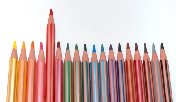 Полосатые цветные карандаши — стоковое фото