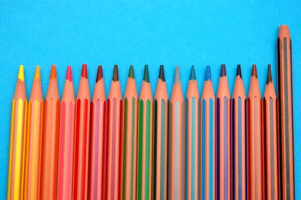 Crayones y uno roto — Foto de Stock