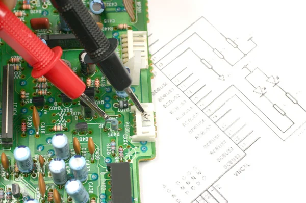 Placa de circuito impreso y esquema — Foto de Stock