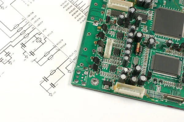 Placa de circuito impreso y esquema —  Fotos de Stock