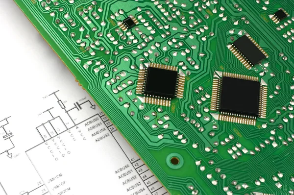 Placa de circuito impresso e esquema — Fotografia de Stock