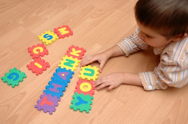 Criança estuda as letras — Fotografia de Stock