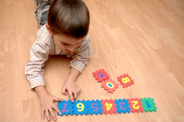Kind spelen met getallen — Stockfoto