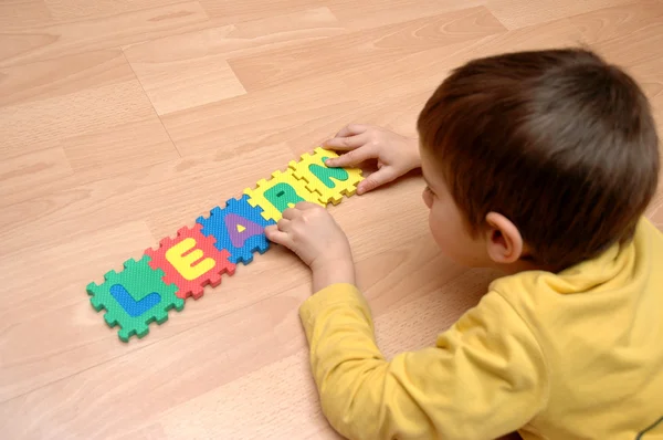 Kind leren de letters — Stockfoto
