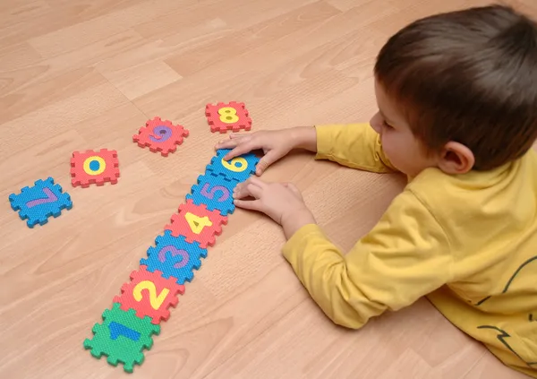 Мальчик играет с цифрами — стоковое фото