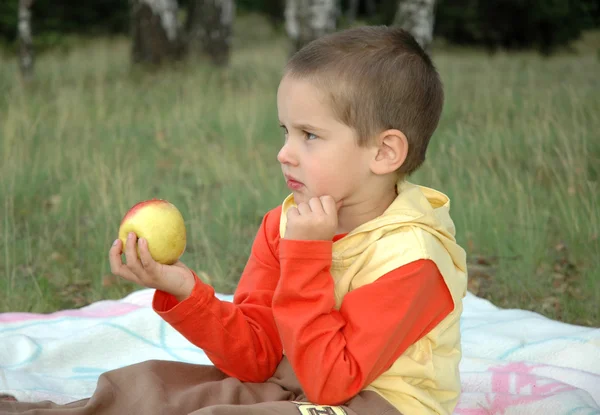 Elma çocuk — Stok fotoğraf
