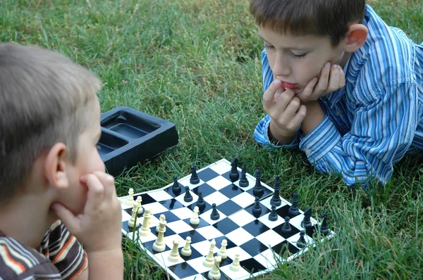 Chlapci hrají šachy — Stock fotografie