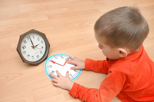 Kind leert tijd — Stockfoto