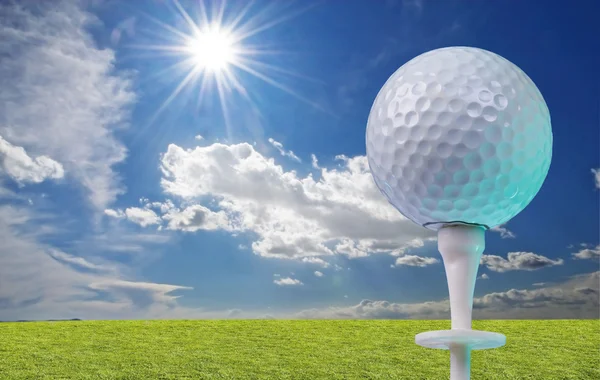 Bola de golfe em um T com grama — Fotografia de Stock
