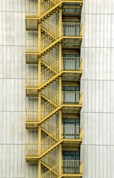 Escaleras amarillas — Foto de Stock