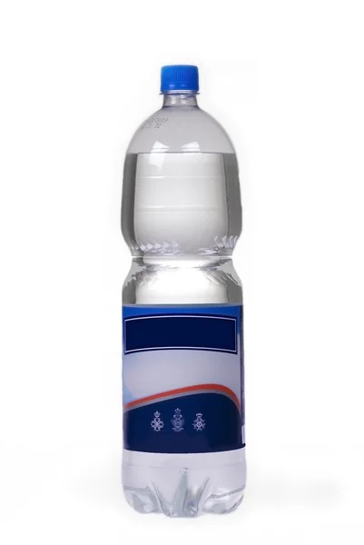 Agua embotellada con etiqueta en blanco — Foto de Stock