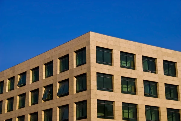 Edificio de oficinas contemporáneo — Foto de Stock