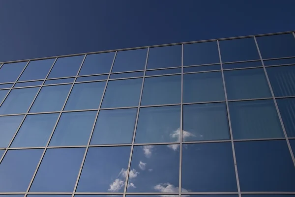 Fachada de vidro - edifício corporativo — Fotografia de Stock