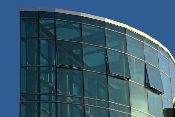 Скляний фасад - корпоративна будівля — стокове фото