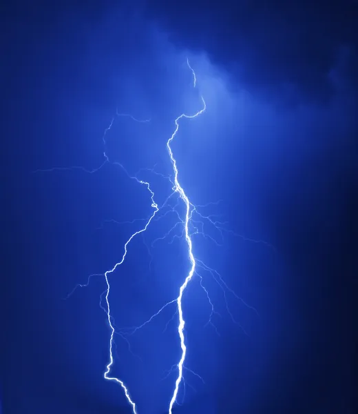 Rayo en la noche tormentosa —  Fotos de Stock