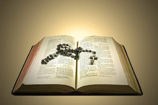 Biblia y rosario — Foto de Stock