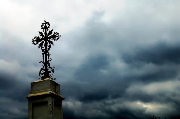 Темное небо с крестом — стоковое фото
