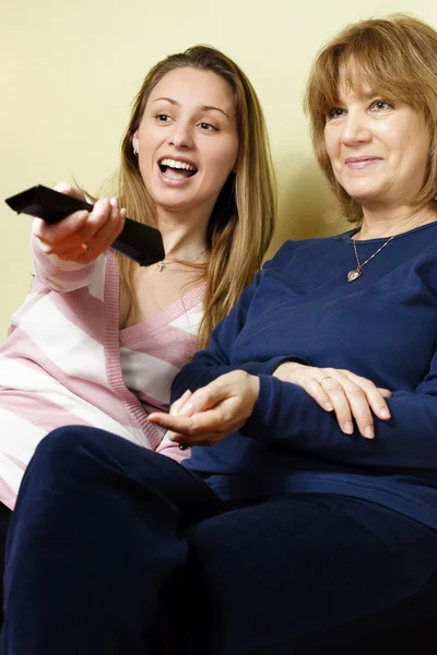 Mother and daughter watching tv — Stock Photo, Image