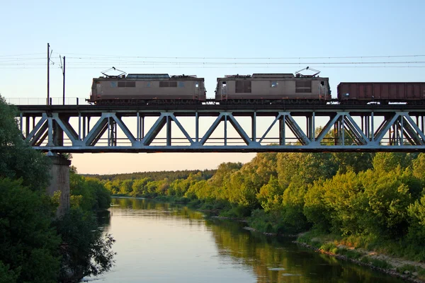 Comboio na ponte — Fotografia de Stock
