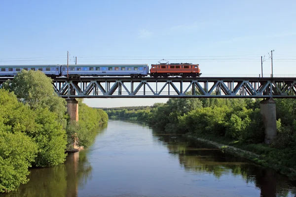 Tåg på bron — Stockfoto