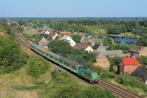 Paysage avec le train, le village et ri — Photo