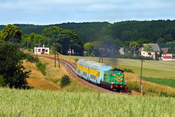 Пассажирский поезд, проходящий через страны — стоковое фото