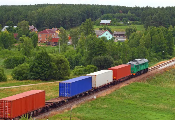 Paisaje con el tren y un pueblo — Foto de Stock