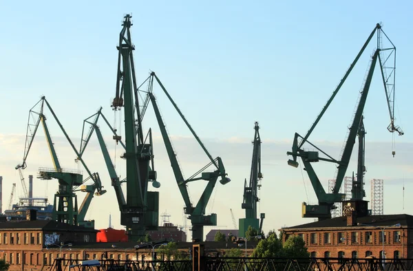 Jeřáby v historické loděnici v Gdaňsku, — Stock fotografie