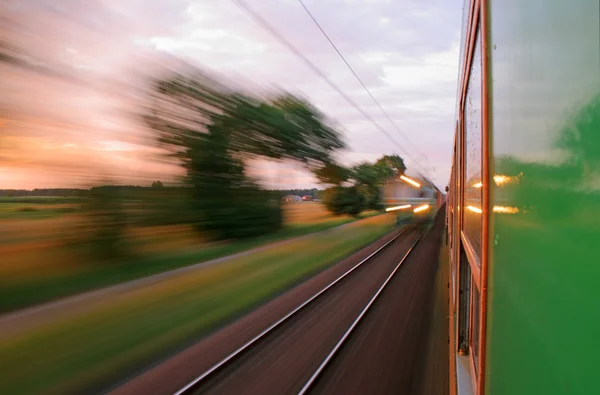 Widok z okna z pędzącego pociągu — Zdjęcie stockowe