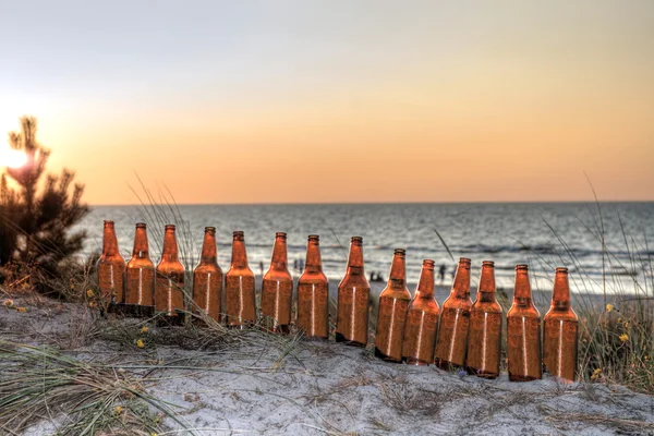 Бутылки на пляже — стоковое фото