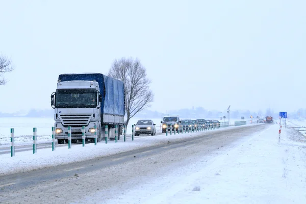 Cena de inverno na estrada — Fotografia de Stock