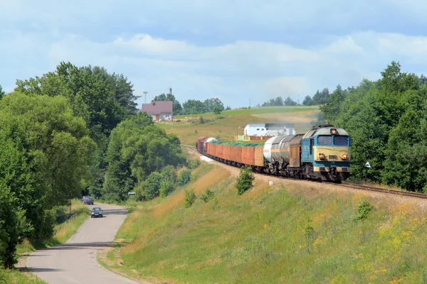 Sommar landskap med godståg — Stockfoto