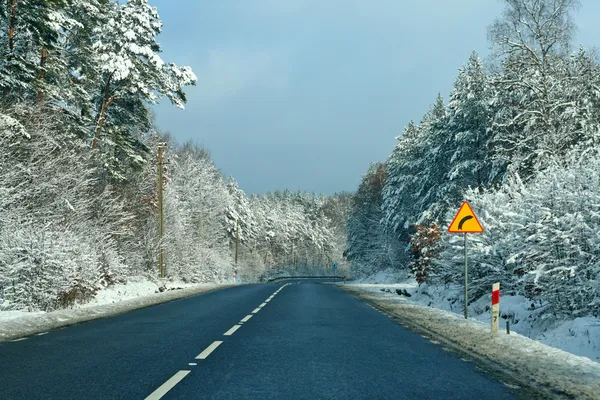 Дорога с кривой впереди, зимнее время — стоковое фото