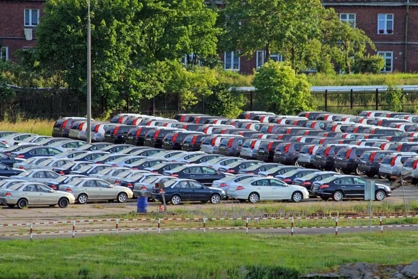 Parking z dużo samochodów — Zdjęcie stockowe
