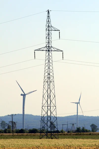 Paisagem de verão com turbinas eólicas — Fotografia de Stock