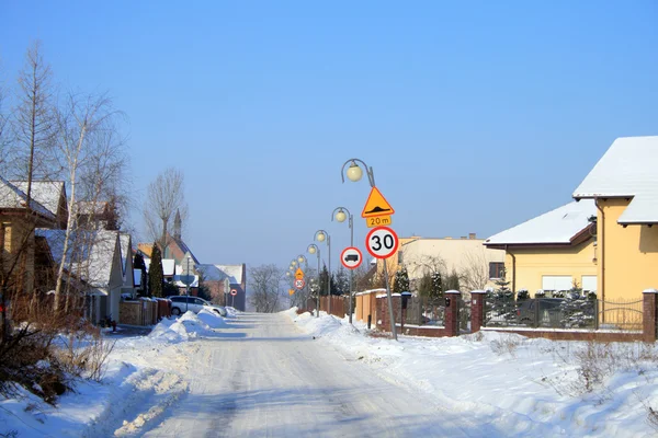 Снежная дорога в деревне — стоковое фото